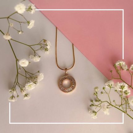 پلاک آویز طلایی برند ژوپینگ