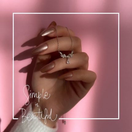 گردنبند طرح گل روی دست