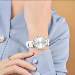 ساعت اکستری بند سفید روی دست